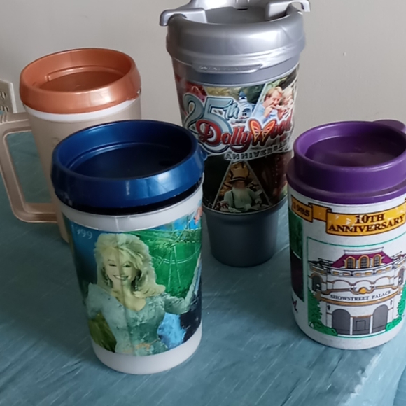Set of 4 Dollywood collectible mugs - Picture 1 of 5